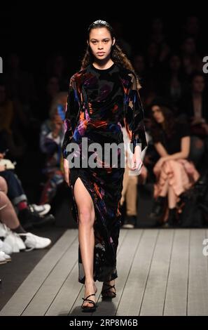 (190311) -- LISSABON, 11. März 2019 (Xinhua) -- Ein Modell präsentiert eine Kreation des portugiesischen Designers Andrew Coimbra während der Lissabon Fashion Week Herbst/Winter 2019/20 in Lissabon, Portugal, 10. März 2019. (Xinhua/Zhang Liyun) PORTUGAL-LISSABON-FASHION WEEK-ANDREW COIMBRA PUBLICATIONxNOTxINxCHN Stockfoto