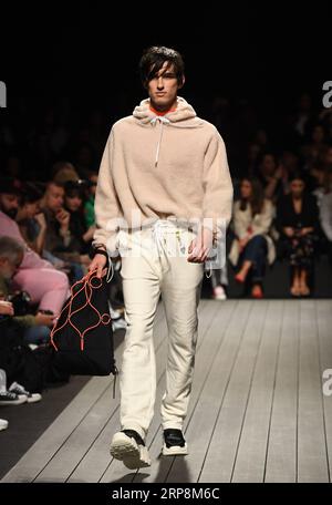 (190311) -- LISSABON, 11. März 2019 (Xinhua) -- Ein Modell präsentiert eine Kreation der portugiesischen Marke Nycole während der Lissabon Fashion Week Herbst/Winter 2019/20 in Lissabon, Portugal, 10. März 2019. (Xinhua/Zhang Liyun) PORTUGAL-LISSABON-FASHION WEEK-NYCOLE PUBLICATIONxNOTxINxCHN Stockfoto