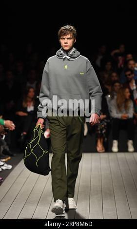 (190311) -- LISSABON, 11. März 2019 (Xinhua) -- Ein Modell präsentiert eine Kreation der portugiesischen Marke Nycole während der Lissabon Fashion Week Herbst/Winter 2019/20 in Lissabon, Portugal, 10. März 2019. (Xinhua/Zhang Liyun) PORTUGAL-LISSABON-FASHION WEEK-NYCOLE PUBLICATIONxNOTxINxCHN Stockfoto
