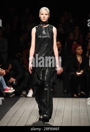 (190311) -- LISSABON, 11. März 2019 (Xinhua) -- Ein Modell präsentiert eine Kreation des portugiesischen Designers Ricardo Andrez während der Lissabon Fashion Week Herbst/Winter 2019/20 in Lissabon, Portugal, 10. März 2019. (Xinhua/Zhang Liyun) PORTUGAL-LISSABON-FASHION WEEK-RICARDO ANDREZ PUBLICATIONxNOTxINxCHN Stockfoto