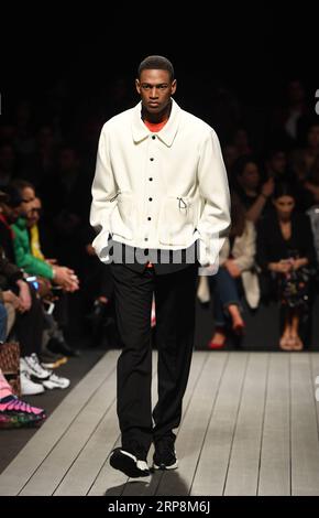 (190311) -- LISSABON, 11. März 2019 (Xinhua) -- Ein Modell präsentiert eine Kreation der portugiesischen Marke Nycole während der Lissabon Fashion Week Herbst/Winter 2019/20 in Lissabon, Portugal, 10. März 2019. (Xinhua/Zhang Liyun) PORTUGAL-LISSABON-FASHION WEEK-NYCOLE PUBLICATIONxNOTxINxCHN Stockfoto
