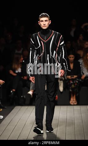 (190311) -- LISSABON, 11. März 2019 (Xinhua) -- Ein Modell präsentiert eine Kreation der portugiesischen Marke Nycole während der Lissabon Fashion Week Herbst/Winter 2019/20 in Lissabon, Portugal, 10. März 2019. (Xinhua/Zhang Liyun) PORTUGAL-LISSABON-FASHION WEEK-NYCOLE PUBLICATIONxNOTxINxCHN Stockfoto