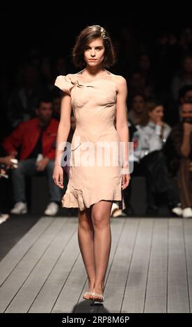 (190311) -- LISSABON, 11. März 2019 (Xinhua) -- Ein Modell präsentiert eine Kreation der portugiesischen Designerin Olga Noronha während der Lissabon Fashion Week Herbst/Winter 2019/20 in Lissabon, Portugal, 10. März 2019. (Xinhua/Zhang Liyun) PORTUGAL-LISSABON-FASHION WEEK-OLGA NORONHA PUBLICATIONxNOTxINxCHN Stockfoto