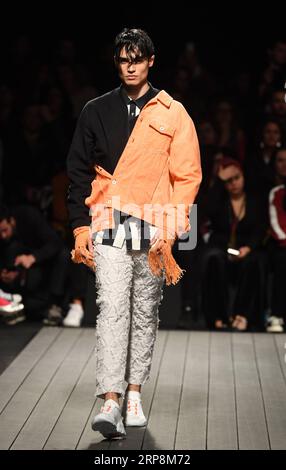 (190311) -- LISSABON, 11. März 2019 (Xinhua) -- Ein Modell präsentiert eine Kreation des portugiesischen Designers Ricardo Andrez während der Lissabon Fashion Week Herbst/Winter 2019/20 in Lissabon, Portugal, 10. März 2019. (Xinhua/Zhang Liyun) PORTUGAL-LISSABON-FASHION WEEK-RICARDO ANDREZ PUBLICATIONxNOTxINxCHN Stockfoto