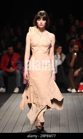 (190311) -- LISSABON, 11. März 2019 (Xinhua) -- Ein Modell präsentiert eine Kreation der portugiesischen Designerin Olga Noronha während der Lissabon Fashion Week Herbst/Winter 2019/20 in Lissabon, Portugal, 10. März 2019. (Xinhua/Zhang Liyun) PORTUGAL-LISSABON-FASHION WEEK-OLGA NORONHA PUBLICATIONxNOTxINxCHN Stockfoto