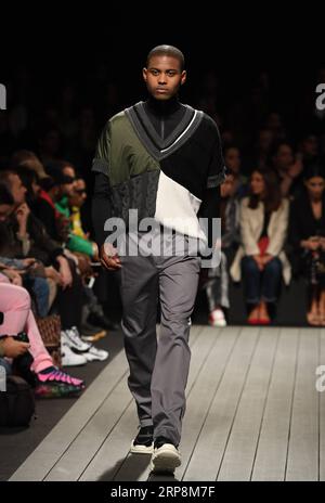 (190311) -- LISSABON, 11. März 2019 (Xinhua) -- Ein Modell präsentiert eine Kreation der portugiesischen Marke Nycole während der Lissabon Fashion Week Herbst/Winter 2019/20 in Lissabon, Portugal, 10. März 2019. (Xinhua/Zhang Liyun) PORTUGAL-LISSABON-FASHION WEEK-NYCOLE PUBLICATIONxNOTxINxCHN Stockfoto