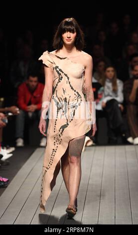 (190311) -- LISSABON, 11. März 2019 (Xinhua) -- Ein Modell präsentiert eine Kreation der portugiesischen Designerin Olga Noronha während der Lissabon Fashion Week Herbst/Winter 2019/20 in Lissabon, Portugal, 10. März 2019. (Xinhua/Zhang Liyun) PORTUGAL-LISSABON-FASHION WEEK-OLGA NORONHA PUBLICATIONxNOTxINxCHN Stockfoto
