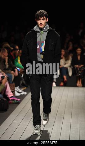 (190311) -- LISSABON, 11. März 2019 (Xinhua) -- Ein Modell präsentiert eine Kreation der portugiesischen Marke Nycole während der Lissabon Fashion Week Herbst/Winter 2019/20 in Lissabon, Portugal, 10. März 2019. (Xinhua/Zhang Liyun) PORTUGAL-LISSABON-FASHION WEEK-NYCOLE PUBLICATIONxNOTxINxCHN Stockfoto