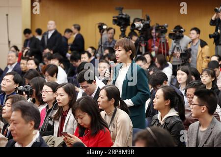 (190311) -- PEKING, 11. März 2019 -- Ein Journalist stellt Fragen auf einer Pressekonferenz zur Stärkung der Marktregulierung und Aufrechterhaltung der Marktordnung für die zweite Sitzung des 13. Nationalen Volkskongresses (NPC) in Peking, Hauptstadt Chinas, 11. März 2019. ) (ZWEI SITZUNGEN)CHINA-PEKING-NPC-PRESSEKONFERENZ (CN) SHENXBOHAN PUBLICATIONXNOTXINXCHN Stockfoto