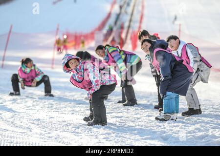 (190311) -- SHENYANG, 11. März 2019 (Xinhua) -- Tu Yiting (L, Front) erwärmt sich vor einem Training an der Shenyang Sport University in Shenyang, Provinz Liaoning im Nordosten Chinas, am 24. Januar 2019. Es gibt etwa 30 Kinder zwischen 8 und 16 Jahren, die Snowboard-Halfpipe an der Shenyang Sport University studieren. Einige von ihnen wollen Profisportler werden, und einige von ihnen wollen nur einen Vorgeschmack auf diesen Sport haben. Als sich die Winterspiele 2022 in Peking näherten, begannen immer mehr Menschen in China, darunter auch junge Studenten, zu lernen und am Eis- und Schneesport teilzunehmen. ( Stockfoto