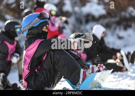 (190311) -- SHENYANG, 11. März 2019 (Xinhua) -- Zhou Xiaoyu bereitet sich am 23. Januar 2019 auf sein Training am Ausgangspunkt einer Halfpipe an der Shenyang Sport University in Shenyang in der nordchinesischen Provinz Liaoning vor. Es gibt etwa 30 Kinder zwischen 8 und 16 Jahren, die Snowboard-Halfpipe an der Shenyang Sport University studieren. Einige von ihnen wollen Profisportler werden, und einige von ihnen wollen nur einen Vorgeschmack auf diesen Sport haben. Als sich die Winterspiele 2022 in Peking näherten, begannen immer mehr Menschen in China, darunter auch junge Studenten, zu lernen und am Eis und Schnee teilzunehmen Stockfoto