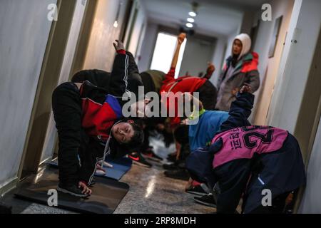 (190311) -- SHENYANG, 11. März 2019 (Xinhua) -- Kinder machen Dehnübungen nach dem Trainingskurs an der Shenyang Sport University in Shenyang, Provinz Liaoning im Nordosten Chinas, am 24. Januar 2019. Es gibt etwa 30 Kinder zwischen 8 und 16 Jahren, die Snowboard-Halfpipe an der Shenyang Sport University studieren. Einige von ihnen wollen Profisportler werden, und einige von ihnen wollen nur einen Vorgeschmack auf diesen Sport haben. Als sich die Winterspiele 2022 in Peking näherten, begannen immer mehr Menschen in China, darunter auch junge Studenten, zu lernen und am Eis- und Schneesport teilzunehmen. (Xinhua/Pan Yulo Stockfoto