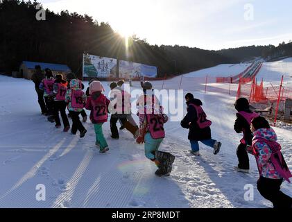 (190311) -- SHENYANG, 11. März 2019 (Xinhua) -- Kinder wärmen sich vor einem Training an der Shenyang Sport University in Shenyang in der nordöstlichen chinesischen Provinz Liaoning am 24. Januar 2019 auf. Es gibt etwa 30 Kinder zwischen 8 und 16 Jahren, die Snowboard-Halfpipe an der Shenyang Sport University studieren. Einige von ihnen wollen Profisportler werden, und einige von ihnen wollen nur einen Vorgeschmack auf diesen Sport haben. Als sich die Winterspiele 2022 in Peking näherten, begannen immer mehr Menschen in China, darunter auch junge Studenten, zu lernen und am Eis- und Schneesport teilzunehmen. (Xinhua/He Changshan) (SP)CHI Stockfoto