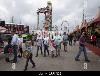 (190312) -- HOUSTON, 12. März 2019 -- Menschen besuchen den Karneval während der Houston Livestock Show und des Rodeo in Houston, Texas, USA, am 11. März 2019. Viele Eltern nahmen ihre Kinder am Montag, dem ersten Tag der Frühlingsferien, mit. Die jährliche Houston Livestock Show und das Rodeo, die am 25. Februar dieses Jahres ihren Anfang nahm, werden bis zum 17. März stattfinden. ) U.S.-HOUSTON-LIVESTOCK SHOW UND RODEO Yi-ChinxLee PUBLICATIONxNOTxINxCHN Stockfoto