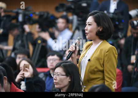 (190312) -- PEKING, 12. März 2019 -- Ein Journalist stellt Fragen auf einer Pressekonferenz über die Einhaltung des Versprechens, Einen Engpass bei der Vollstreckung von Urteilen für die zweite Sitzung des 13. Nationalen Volkskongresses (NPC) in Peking, der Hauptstadt Chinas, am 12. März 2019 zu brechen. ) (ZWEI SITZUNGEN)CHINA-PEKING-NPC-PRESSEKONFERENZ (CN) WANGXPENG PUBLICATIONXNOTXINXCHN Stockfoto