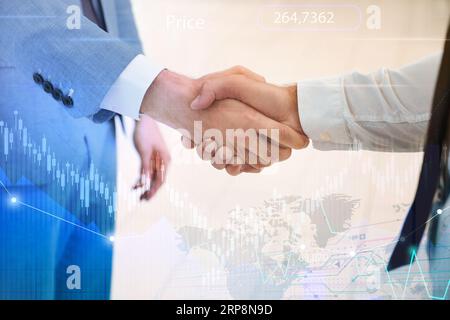 Deal- oder Partnerschaftskonzept. Doppelbelichtung mit Weltkarte, Karten und Foto von Geschäftsleuten, die die Hände schütteln Stockfoto