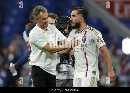 Lyon, Frankreich. September 2023. Luis Enrique, Cheftrainer der PSG, begrüßt Mathis Cherki von Olympique Lyon nach dem letzten Pfiff des Ligue-1-Spiels im Groupama-Stadion in Lyon. Auf dem Bild sollte stehen: Jonathan Moscrop/Sportimage Credit: Sportimage Ltd/Alamy Live News Stockfoto