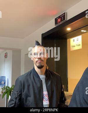 (190312) -- BRATISLAVA, 12. März 2019 (Xinhua) -- der slowakische Fußballspieler Marek Hamsik von Dalian Yifang reagiert am Visumbüro der chinesischen Botschaft in Bratislava, Slowakei, 12. März 2019. Seit seinem Eintritt in den Dalian Yifang Football Club im Februar 2019 hat Hamsik zwei Auswärtsspiele für den Verein gespielt. Am 12. März beantragte Hamsik, der in die Slowakei zurückkehrte, um sich auf das Nationalmannschaftsspiel vorzubereiten, ein Arbeitsvisum beim Visumbüro der chinesischen Botschaft in der Slowakei und präsentierte die unterzeichneten Trikots. (Xinhua/Jiang Xue) (SP)SLOVAKIA-BRATISLAVA-FOOTBALL-HAMSIK BEANTRAGUNG EINES VISUMS PUBLICATIONxNOTxINxCHN Stockfoto