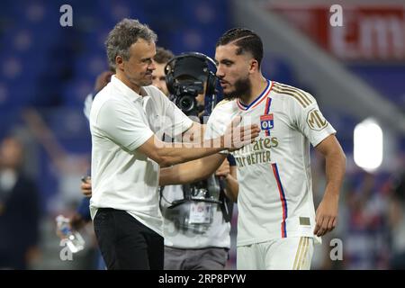 Lyon, Frankreich. September 2023. Luis Enrique, Cheftrainer der PSG, begrüßt Mathis Cherki von Olympique Lyon nach dem letzten Pfiff des Ligue-1-Spiels im Groupama-Stadion in Lyon. Auf dem Bild sollte stehen: Jonathan Moscrop/Sportimage Credit: Sportimage Ltd/Alamy Live News Stockfoto