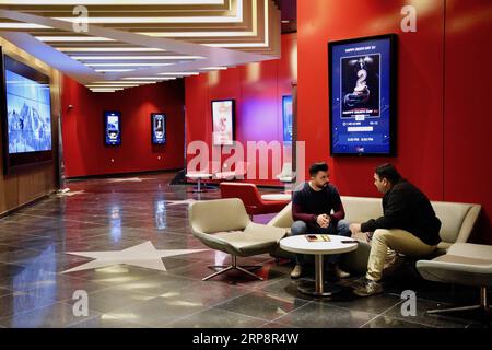 (190313) -- BAGDAD, 13. März 2019 (Xinhua) -- Foto aufgenommen am 21. Februar 2019 zeigt zwei irakische Männer in einem Kino in Bagdad, Irak. ZU DEN Features: Moderne Kinos MIT mehreren Bildschirmen ziehen begeisterte irakische Kinobesucher an, während die berühmten Kinos (Xinhua/Khalil Dawood) IRAK-BAGDAD-KINO PUBLICATIONxNOTxINxCHN verschwinden Stockfoto