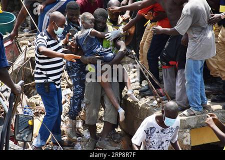 Nachrichten Themen der Woche KW11 Nachrichten Bilder des Tages 190313 -- LAGOS, 13. März 2019 -- Retter tragen ein Kind, das am 13. März 2019 aus dem Schauplatz eines Baueinsturzes in Lagos, Nigeria, gerettet wurde. Ein Schulgebäude in Lagos, Nigerias Handelszentrum, stürzte am Mittwoch ein, und viele Grundschüler fürchteten tot, ein Augenzeuge und ein lokaler Beamter sagten. NIGERIA-LAGOS-BUILDING COLLAPES-RESCUE NAN PUBLICATIONXNOTXINXCHN Stockfoto