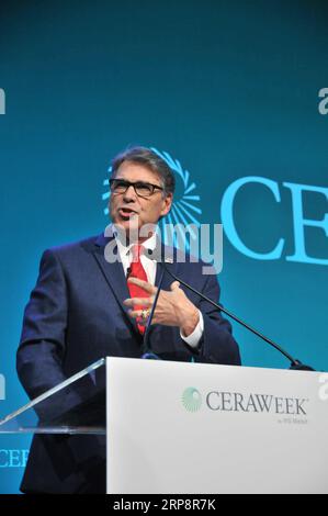 (190314) -- HOUSTON, 14. März 2019 (Xinhua) -- US-Energieminister Rick Perry hält eine Rede auf der CERAWeek in Houston, Texas, USA, am 13. März 2019. Die 38. CERAWeek, die am Montag ihren Anfang nahm, ist ein jährliches Energietreffen des Londoner Informationsunternehmens IHS Markit, an dem prominente Referenten aus den Bereichen Energie, Technologie und Finanzen teilnahmen. An der diesjährigen Tagung nahmen mehr als 4.500 Gäste aus über 70 Ländern und Regionen Teil. (Xinhua/Liu Liwei) U.S.-HOUSTON-CERAWEEK-PERRY PUBLICATIONxNOTxINxCHN Stockfoto