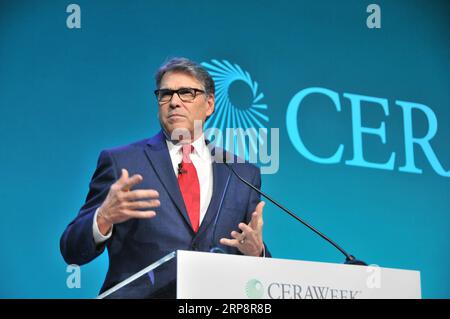 (190314) -- HOUSTON, 14. März 2019 (Xinhua) -- US-Energieminister Rick Perry hält eine Rede auf der CERAWeek in Houston, Texas, USA, am 13. März 2019. Die 38. CERAWeek, die am Montag ihren Anfang nahm, ist ein jährliches Energietreffen des Londoner Informationsunternehmens IHS Markit, an dem prominente Referenten aus den Bereichen Energie, Technologie und Finanzen teilnahmen. An der diesjährigen Tagung nahmen mehr als 4.500 Gäste aus über 70 Ländern und Regionen Teil. (Xinhua/Liu Liwei) U.S.-HOUSTON-CERAWEEK-PERRY PUBLICATIONxNOTxINxCHN Stockfoto