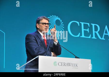 (190314) -- HOUSTON, 14. März 2019 (Xinhua) -- US-Energieminister Rick Perry hält eine Rede auf der CERAWeek in Houston, Texas, USA, am 13. März 2019. Die 38. CERAWeek, die am Montag ihren Anfang nahm, ist ein jährliches Energietreffen des Londoner Informationsunternehmens IHS Markit, an dem prominente Referenten aus den Bereichen Energie, Technologie und Finanzen teilnahmen. An der diesjährigen Tagung nahmen mehr als 4.500 Gäste aus über 70 Ländern und Regionen Teil. (Xinhua/Liu Liwei) U.S.-HOUSTON-CERAWEEK-PERRY PUBLICATIONxNOTxINxCHN Stockfoto