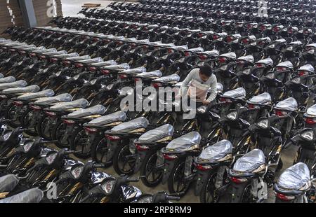 (190313) -- RUILI, 13. März 2019 -- fertiggestellte Motorräder werden in einer Werkstatt in Yunnan Yinxiang Motorcycle Manufacturing Co., Ltd in Ruili, südwestchinesische Provinz Yunnan, am 8. März 2019 gesehen. Die Produkte des Unternehmens werden hauptsächlich in südostasiatische und südostasiatische Länder verkauft. Das Unternehmen verfügt über mehr als 10.000 Verkaufsstellen in Myanmar. Ruili, eine Stadt an der Grenze zwischen China und Myanmar, ist ein wichtiger Landhafen im Südwesten Chinas. Ein berühmtes chinesisches Lied namens There Is A Beautiful Place beschreibt die Schönheit der Stadt mit ihrer einzigartigen natürlichen Landschaft und der bunten Folklore. Im Jahr 2010 Wurde Ruili Stockfoto