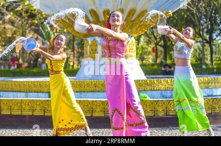 (190313) -- RUILI, 13. März 2019 -- Frauen der Dai ethnischen Gruppe treten für Touristen an einem malerischen Ort in Ruili, Südwestchinas Provinz Yunnan, 9. März 2019 auf. Ruili, eine Stadt an der Grenze zwischen China und Myanmar, ist ein wichtiger Landhafen im Südwesten Chinas. Ein berühmtes chinesisches Lied namens There Is A Beautiful Place beschreibt die Schönheit der Stadt mit ihrer einzigartigen natürlichen Landschaft und der bunten Folklore. Im Jahr 2010 wurde Ruili als nationale Pilotzone zur Öffnung aufgeführt, die die Öffnung fördert und die Zusammenarbeit zwischen China und Myanmar zum beiderseitigen Nutzen erleichtert. 2017 wurden die beiden Länder gegründet Stockfoto