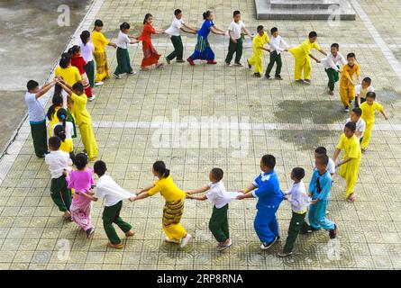 (190313) -- RUILI, 13. März 2019 -- Schüler aus China und Myanmar spielen zusammen während der Klassenpause an der Yinjing Primary School im Dorf Yinjing in Ruili, südwestchinesische Provinz Yunnan, 8. März 2019. Die Yinjing Primary School befindet sich an der Grenze zwischen China und Myanmar und hat insgesamt 135 Schüler, darunter 36 Schüler aus Myanmar. Ruili, eine Stadt an der Grenze zwischen China und Myanmar, ist ein wichtiger Landhafen im Südwesten Chinas. Ein berühmtes chinesisches Lied namens There is a Beautiful Place beschreibt die Schönheit der Stadt mit ihrer einzigartigen natürlichen Landschaft und dem farbenfrohen Volksmund Stockfoto