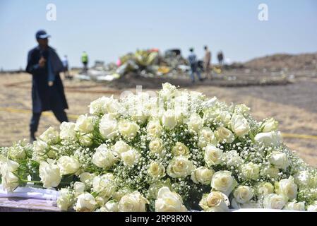 Äthiopien, Trauer an Absturzstelle der Boeing 737 der Ethiopian Airlines nahe Bishoftu (190314) -- ADDIS ABEBA, 14. März 2019 -- Blumen sind auf der Absturzstelle des Flugzeugs der Ethiopian Airlines bei Bishoftu, Äthiopien, 13. März 2019 zu sehen. Ethiopian Airlines sagte am Donnerstag, dass sowohl Daten- als auch Sprachrekorder aus dem abgestürzten äthiopischen Flugzeug, das alle 157 Menschen an Bord am Sonntag getötet hat, nach Frankreich geschickt wurden. ÄTHIOPIEN-ADDIS ABEBA-FLUGZEUG CRASH Nyalwash PUBLICATIONxNOTxINxCHN Stockfoto