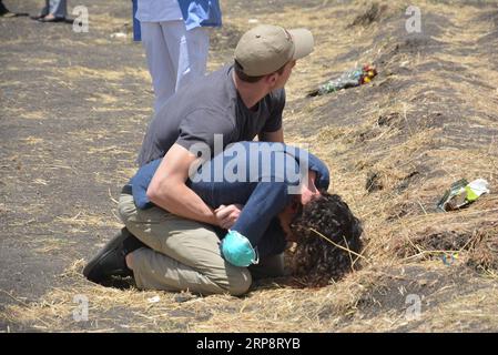 Äthiopien, Trauer an Absturzstelle der Boeing 737 der Ethiopian Airlines nahe Bishoftu (190314) -- ADDIS ABEBA, 14. März 2019 -- Angehörige von Opfern des Flugzeuges Ethiopian Airlines trauern am Absturzort bei Bishoftu, Äthiopien, 13. März 2019. Ethiopian Airlines sagte am Donnerstag, dass sowohl Daten- als auch Sprachrekorder aus dem abgestürzten äthiopischen Flugzeug, das alle 157 Menschen an Bord am Sonntag getötet hat, nach Frankreich geschickt wurden. ÄTHIOPIEN-ADDIS ABEBA-FLUGZEUG CRASH Nyalwash PUBLICATIONxNOTxINxCHN Stockfoto