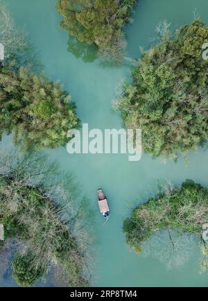 (190315) -- HANGZHOU, 15. März 2019 (Xinhua) -- Luftaufnahme, aufgenommen am 15. März 2019, zeigt ein Boot auf dem See im Xixi National Wetland Park in Hangzhou, der Hauptstadt der ostchinesischen Provinz Zhejiang. (Xinhua/Weng Xinyang) CHINA-ZHEJIANG-HANGZHOU-WETLAND PUBLICATIONxNOTxINxCHN Stockfoto