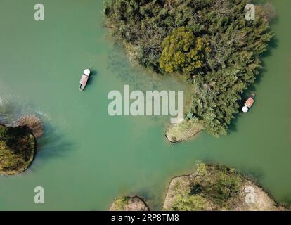 (190315) -- HANGZHOU, 15. März 2019 (Xinhua) -- Luftaufnahme, aufgenommen am 15. März 2019, zeigt Besucher, die mit Booten durch den Xixi National Wetland Park in Hangzhou, der Hauptstadt der ostchinesischen Provinz Zhejiang, fahren. (Xinhua/Weng Xinyang) CHINA-ZHEJIANG-HANGZHOU-WETLAND PUBLICATIONxNOTxINxCHN Stockfoto