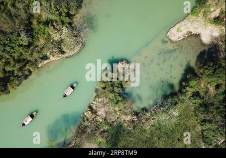 (190315) -- HANGZHOU, 15. März 2019 (Xinhua) -- Luftaufnahme, aufgenommen am 15. März 2019, zeigt Besucher, die mit Booten durch den Xixi National Wetland Park in Hangzhou, der Hauptstadt der ostchinesischen Provinz Zhejiang, fahren. (Xinhua/Weng Xinyang) CHINA-ZHEJIANG-HANGZHOU-WETLAND PUBLICATIONxNOTxINxCHN Stockfoto