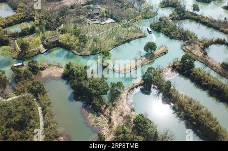 (190315) -- HANGZHOU, 15. März 2019 (Xinhua) -- Luftaufnahme, aufgenommen am 15. März 2019, zeigt Besucher, die mit Booten durch den Xixi National Wetland Park in Hangzhou, der Hauptstadt der ostchinesischen Provinz Zhejiang, fahren. (Xinhua/Weng Xinyang) CHINA-ZHEJIANG-HANGZHOU-WETLAND PUBLICATIONxNOTxINxCHN Stockfoto