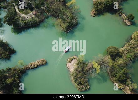 (190315) -- HANGZHOU, 15. März 2019 (Xinhua) -- Luftaufnahme, aufgenommen am 15. März 2019, zeigt Besucher, die mit einem Boot durch den Xixi National Wetland Park in Hangzhou, der Hauptstadt der ostchinesischen Provinz Zhejiang, fahren. (Xinhua/Weng Xinyang) CHINA-ZHEJIANG-HANGZHOU-WETLAND PUBLICATIONxNOTxINxCHN Stockfoto