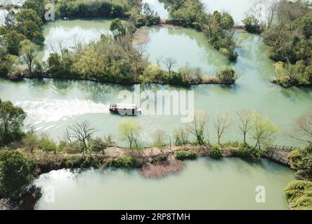 (190315) -- HANGZHOU, 15. März 2019 (Xinhua) -- Luftaufnahme, aufgenommen am 15. März 2019, zeigt Besucher, die mit einem Boot durch den Xixi National Wetland Park in Hangzhou, der Hauptstadt der ostchinesischen Provinz Zhejiang, fahren. (Xinhua/Weng Xinyang) CHINA-ZHEJIANG-HANGZHOU-WETLAND PUBLICATIONxNOTxINxCHN Stockfoto