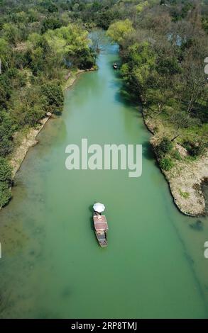 (190315) -- HANGZHOU, 15. März 2019 (Xinhua) -- Luftaufnahme, aufgenommen am 15. März 2019, zeigt Besucher, die mit Booten durch den Xixi National Wetland Park in Hangzhou, der Hauptstadt der ostchinesischen Provinz Zhejiang, fahren. (Xinhua/Weng Xinyang) CHINA-ZHEJIANG-HANGZHOU-WETLAND PUBLICATIONxNOTxINxCHN Stockfoto