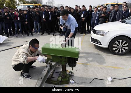 (190315) -- HANGZHOU, 15. März 2019 (Xinhua) -- Mitarbeiter führen am 15. März 2019, dem Welttag der Verbraucherrechte, in Hangzhou, der ostchinesischen Provinz Zhejiang, Tests an Autoteilen durch. In ganz China wurde eine Reihe von Aktivitäten durchgeführt, um die Verbraucher für den Schutz ihrer Rechte auf dem Weltkonsumentenrechtstag zu sensibilisieren. (Xinhua/Shi Jianxue) CHINA-CONSUMER RIGHTS DAY-ACTIVITIES (CN) PUBLICATIONxNOTxINxCHN Stockfoto