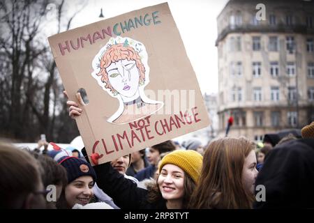 (190315) -- WARSCHAU, 15. März 2019 -- Teilnehmer werden in einem marsch gegen den Klimawandel in Warschau, Polen, 15. März 2019 gesehen. Die Menschen nahmen an einem marsch gegen den Klimawandel Teil, um wirksamere Maßnahmen gegen die Auswirkungen der globalen Erwärmung zu fordern. ) POLEN-WARSCHAU-MÄRZ-KLIMAWANDEL JaapxArriens PUBLICATIONxNOTxINxCHN Stockfoto