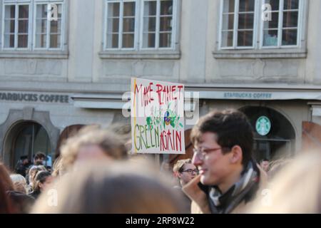 (190315) -- PRAG, 15. März 2019 -- am 15. März 2019 nehmen die Menschen an der globalen Initiative „Fridays for Future“ in Prag, der Hauptstadt der Tschechischen Republik, Teil. Hunderte von Studenten versammelten sich hier am Freitag, um sich der globalen Initiative „Fridays for Future“ anzuschließen und forderten Politiker auf, die Auswirkungen des Klimawandels zu bekämpfen. ) TSCHECHIEN-PRAG-STUDENTEN-KLIMASCHUTZ-PROTEST DANAXKESNEROVA PUBLICATIONXNOTXINXCHN Stockfoto