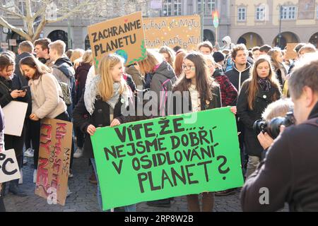 (190315) -- PRAG, 15. März 2019 -- am 15. März 2019 nehmen die Menschen an der globalen Initiative „Fridays for Future“ in Prag, der Hauptstadt der Tschechischen Republik, Teil. Hunderte von Studenten versammelten sich hier am Freitag, um sich der globalen Initiative „Fridays for Future“ anzuschließen und forderten Politiker auf, die Auswirkungen des Klimawandels zu bekämpfen. ) TSCHECHIEN-PRAG-STUDENTEN-KLIMASCHUTZ-PROTEST DANAXKESNEROVA PUBLICATIONXNOTXINXCHN Stockfoto