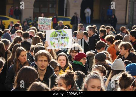 (190315) -- PRAG, 15. März 2019 -- am 15. März 2019 nehmen die Menschen an der globalen Initiative „Fridays for Future“ in Prag, der Hauptstadt der Tschechischen Republik, Teil. Hunderte von Studenten versammelten sich hier am Freitag, um sich der globalen Initiative „Fridays for Future“ anzuschließen und forderten Politiker auf, die Auswirkungen des Klimawandels zu bekämpfen. ) TSCHECHIEN-PRAG-STUDENTEN-KLIMASCHUTZ-PROTEST DANAXKESNEROVA PUBLICATIONXNOTXINXCHN Stockfoto