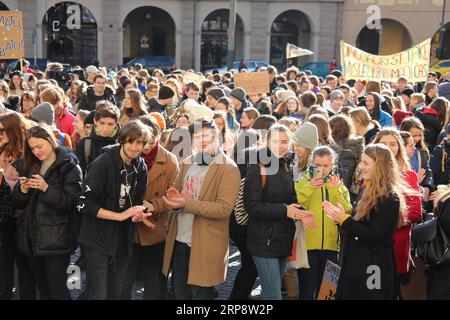 (190315) -- PRAG, 15. März 2019 -- am 15. März 2019 nehmen die Menschen an der globalen Initiative „Fridays for Future“ in Prag, der Hauptstadt der Tschechischen Republik, Teil. Hunderte von Studenten versammelten sich hier am Freitag, um sich der globalen Initiative „Fridays for Future“ anzuschließen und forderten Politiker auf, die Auswirkungen des Klimawandels zu bekämpfen. ) TSCHECHIEN-PRAG-STUDENTEN-KLIMASCHUTZ-PROTEST DANAXKESNEROVA PUBLICATIONXNOTXINXCHN Stockfoto