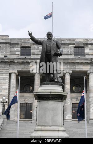 (190316) -- WELLINGTON, 16. März 2019 (Xinhua) -- Eine neuseeländische Nationalflagge fliegt am 16. März 2019 vor den parlamentsgebäuden in Wellington, der Hauptstadt Neuseelands. Bewaffnete eröffneten am Freitag das Feuer in zwei separaten Moscheen in Christchurch, wobei 49 Menschen getötet und 48 weitere verletzt wurden. (Xinhua/Guo Lei) NEW ZEALAND-WELLINGTON-CHRISTCHURCH-ATTACKS-FLAG-HALF-MAST PUBLICATIONxNOTxINxCHN Stockfoto