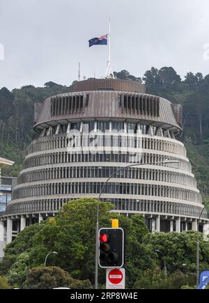 (190316) -- WELLINGTON, 16. März 2019 (Xinhua) -- Eine neuseeländische Nationalflagge fliegt am 16. März 2019 vor den parlamentsgebäuden in Wellington, der Hauptstadt Neuseelands. Bewaffnete eröffneten am Freitag das Feuer in zwei separaten Moscheen in Christchurch, wobei 49 Menschen getötet und 48 weitere verletzt wurden. (Xinhua/Guo Lei) NEW ZEALAND-WELLINGTON-CHRISTCHURCH-ATTACKS-FLAG-HALF-MAST PUBLICATIONxNOTxINxCHN Stockfoto