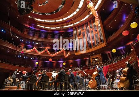 (190316) -- PEKING, 16. März 2019 -- Musiker des Philadelphia Orchestra und des Shanghai Philharmonic Orchestra treten während ihres Chinesischen Neujahrskonzerts in Philadelphia, dem US-Bundesstaat Pennsylvania, am 29. Januar 2019 auf. ) Xinhua Schlagzeilen: Seit über 45 Jahren pflegt das renommierte US-Orchester weiterhin Beziehungen zu China WangxYing PUBLICATIONxNOTxINxCHN Stockfoto