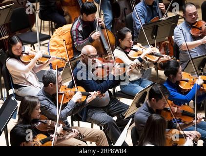 (190316) -- PEKING, 16. März 2019 -- Renard Edwards (C), Viola-Spieler mit dem Philadelphia Orchestra, nimmt an einer Probe für ein gemeinsames Konzert mit chinesischen Musikern in Philadelphia, USA, 28. Januar 2019, Teil. ) Xinhua Schlagzeilen: Seit über 45 Jahren pflegt das renommierte US-Orchester weiterhin Beziehungen zu China WangxYing PUBLICATIONxNOTxINxCHN Stockfoto